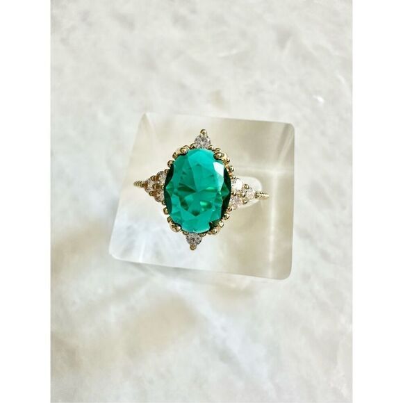 Enchanted emerald green oval cut sparkly ring - Picture 1 of 2